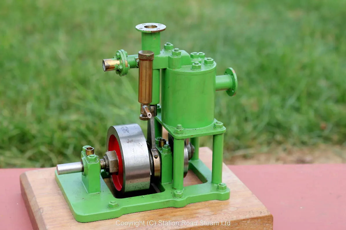 Small piston-valve vertical engine