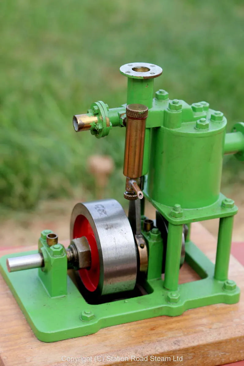 Small piston-valve vertical engine