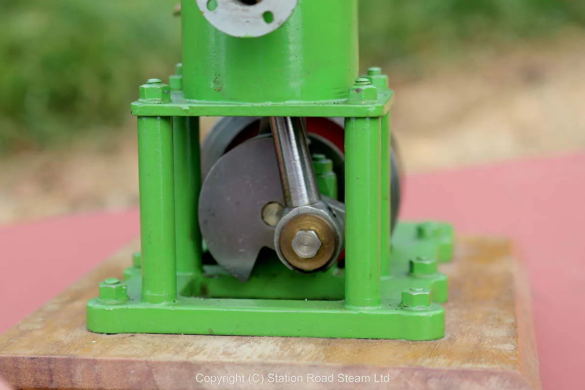 Small piston-valve vertical engine