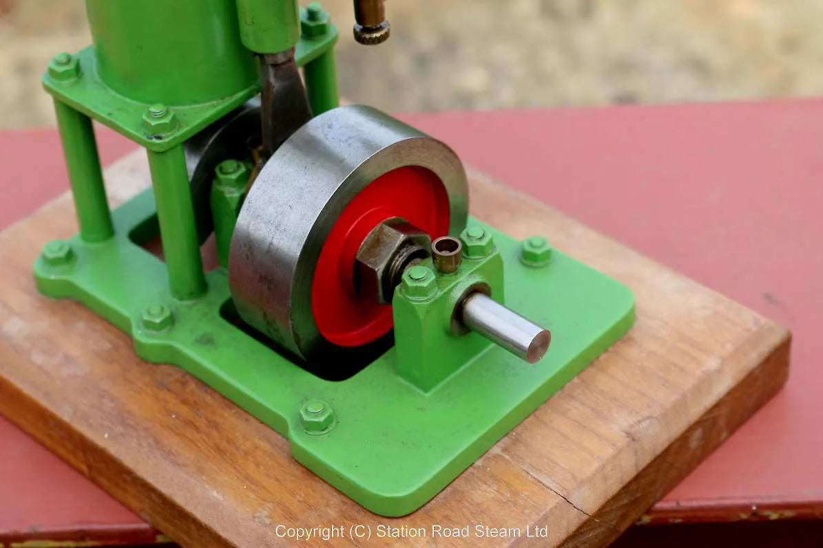 Small piston-valve vertical engine