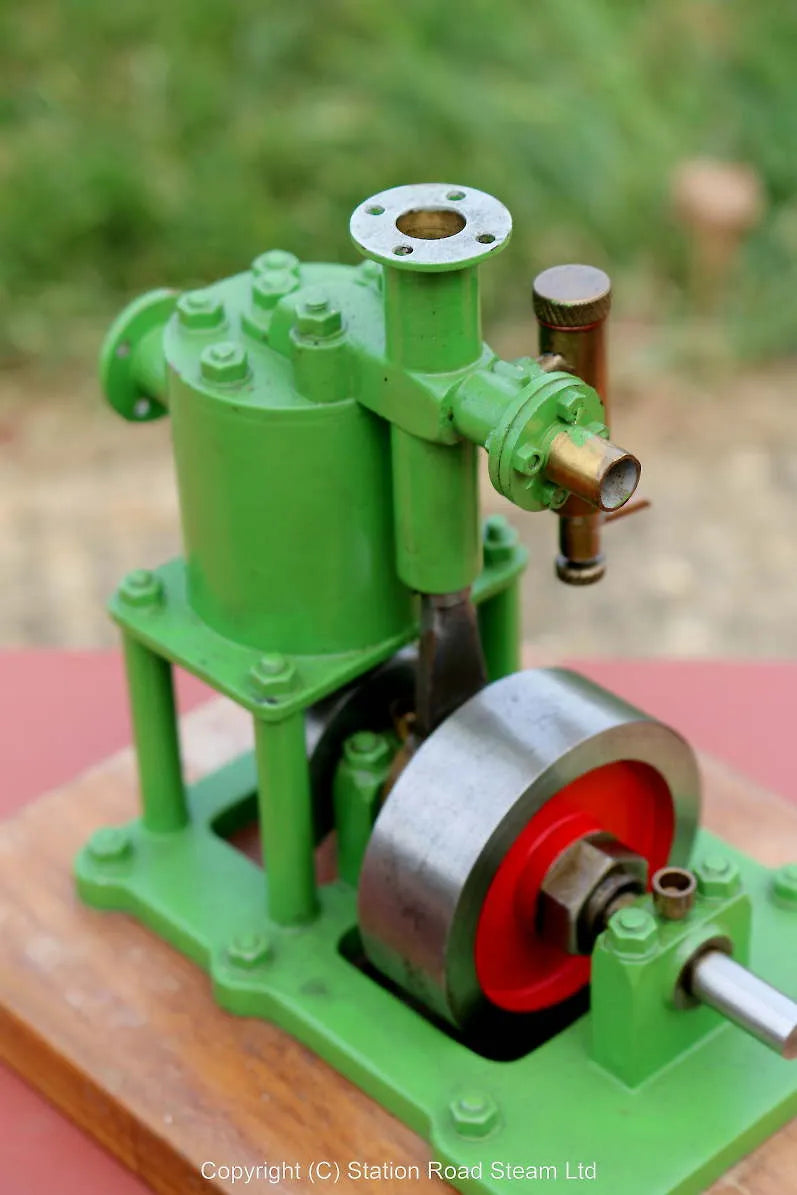 Small piston-valve vertical engine