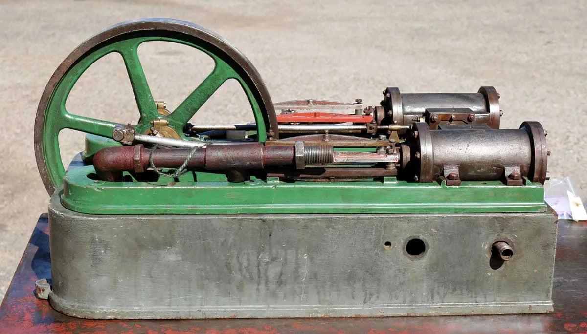 Twin cylinder workshop engine