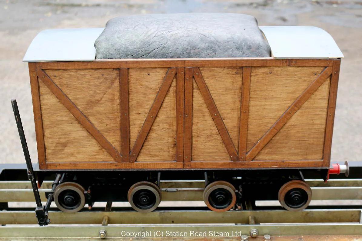 5 inch gauge ground level braked box van driving truck