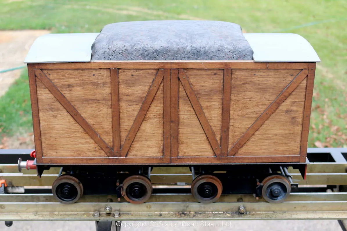 5 inch gauge ground level braked box van driving truck