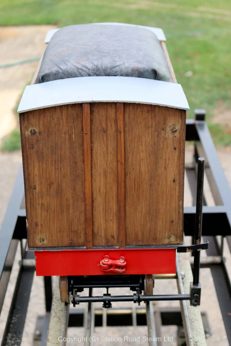 5 inch gauge ground level braked box van driving truck