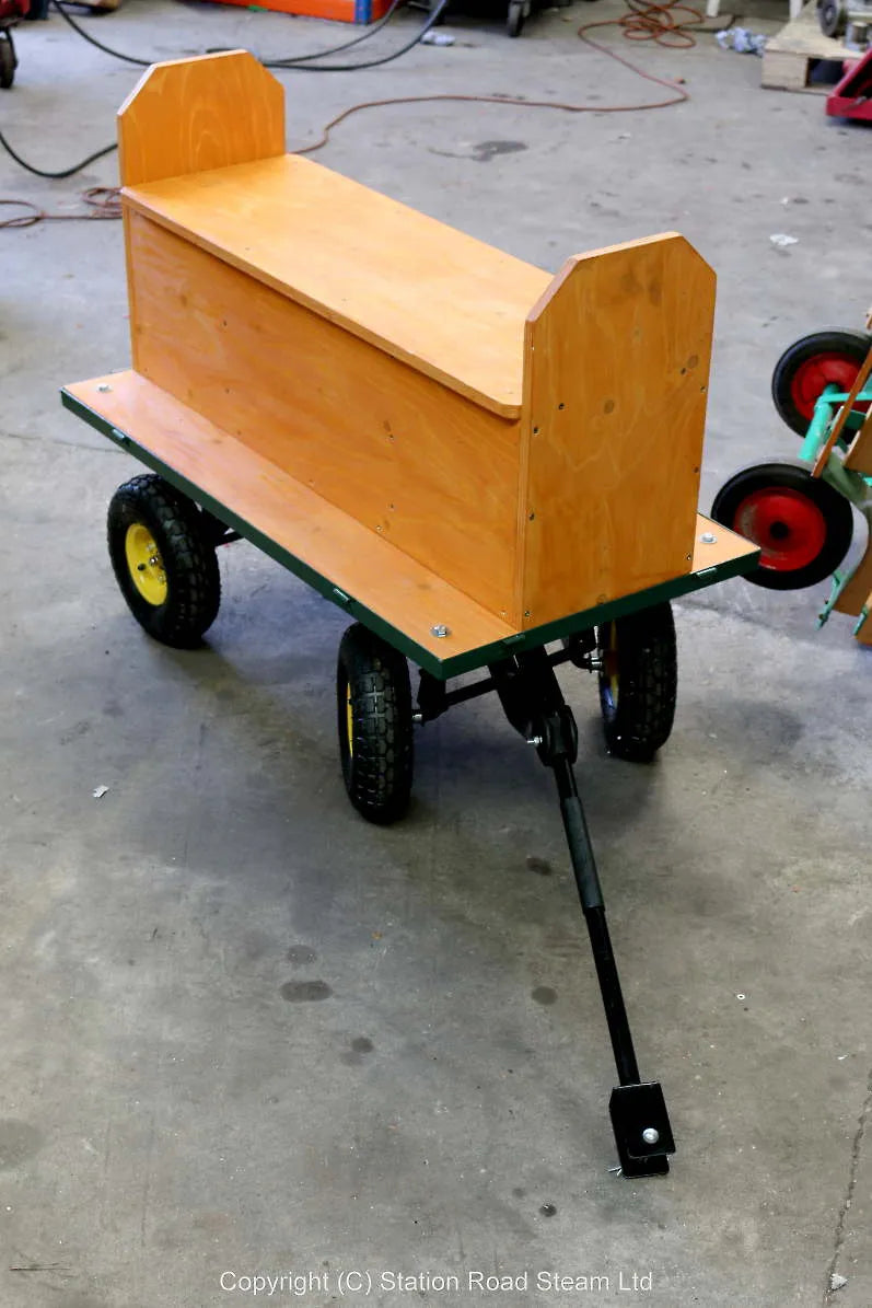 Pneumatic-tyred traction engine passenger truck