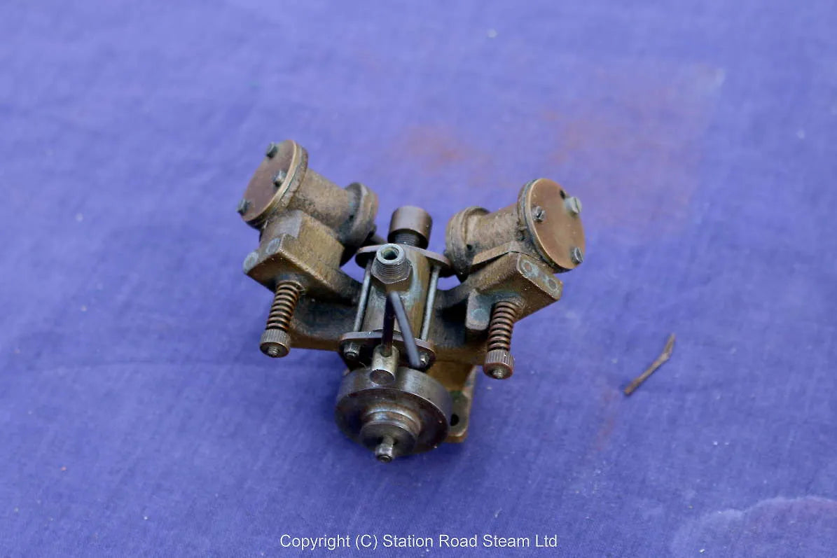 Small V-twin oscillating engine