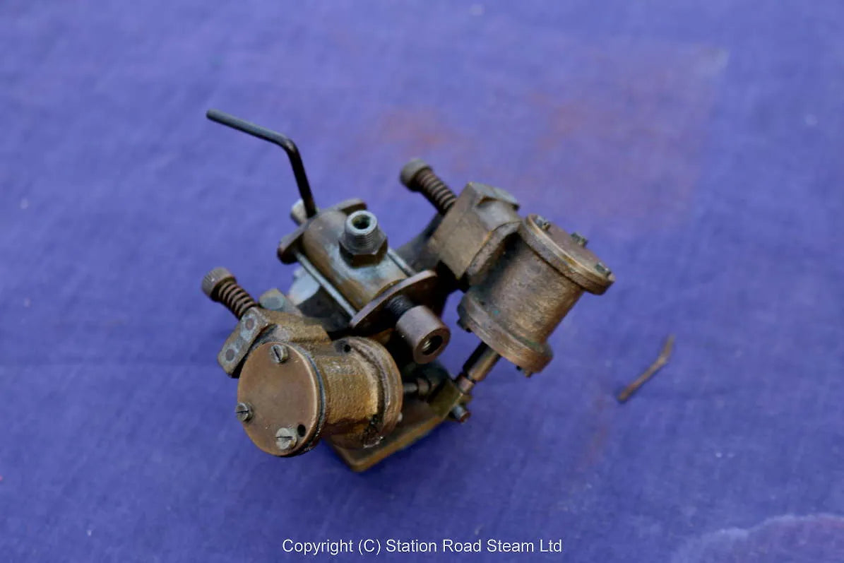 Small V-twin oscillating engine