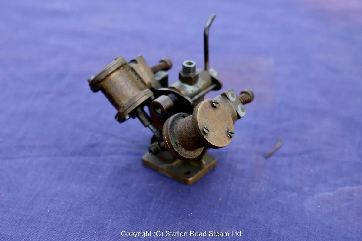 Small V-twin oscillating engine