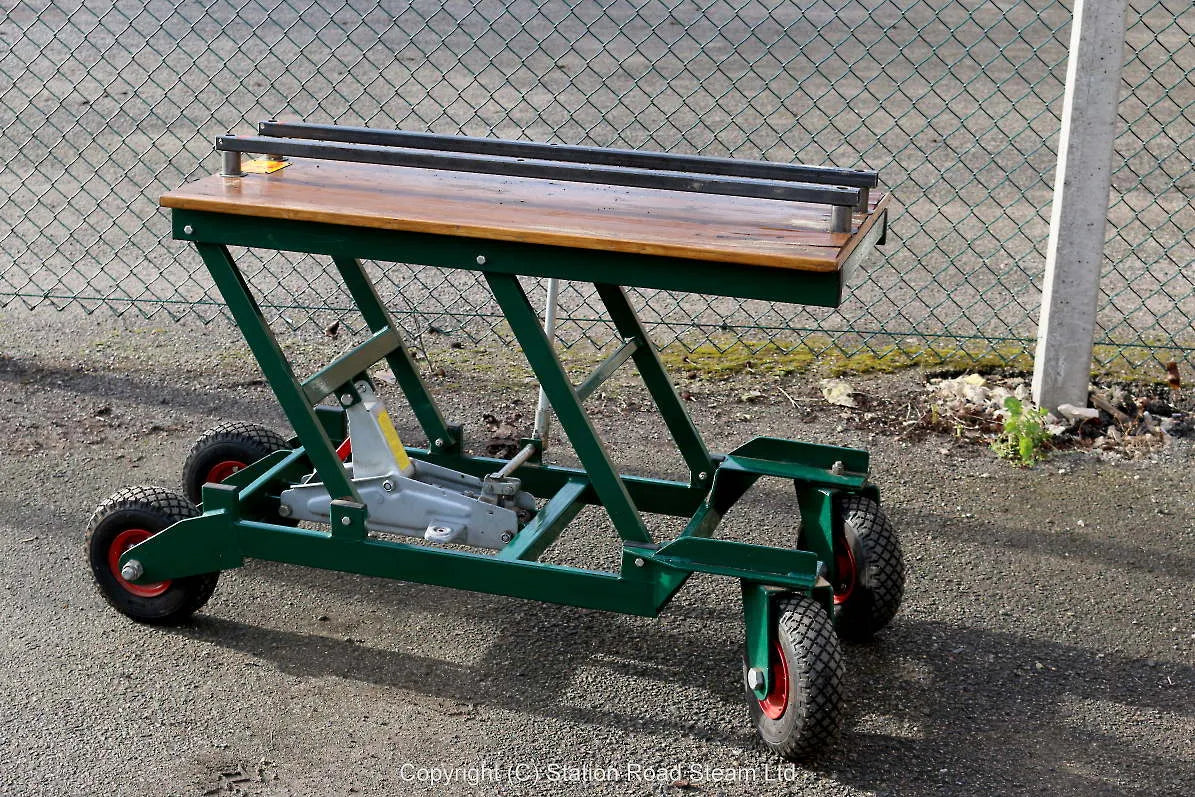 "Handy Height" hydraulic engine lift