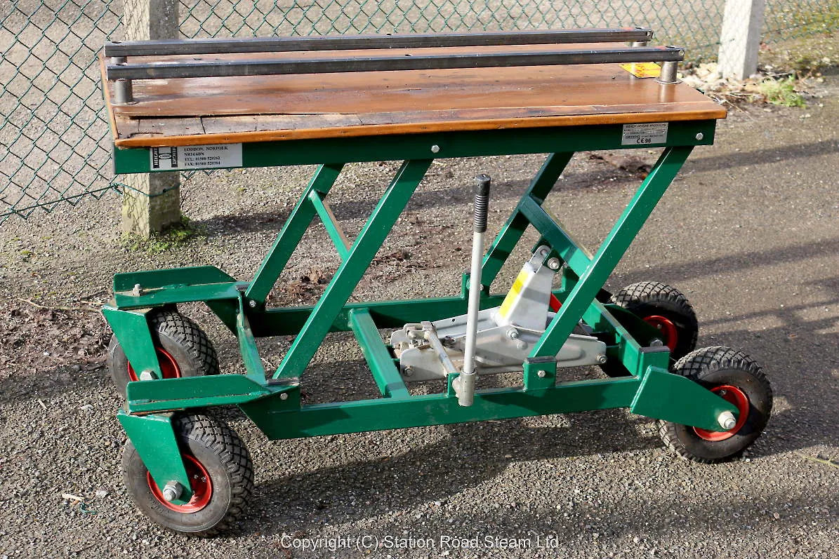 "Handy Height" hydraulic engine lift