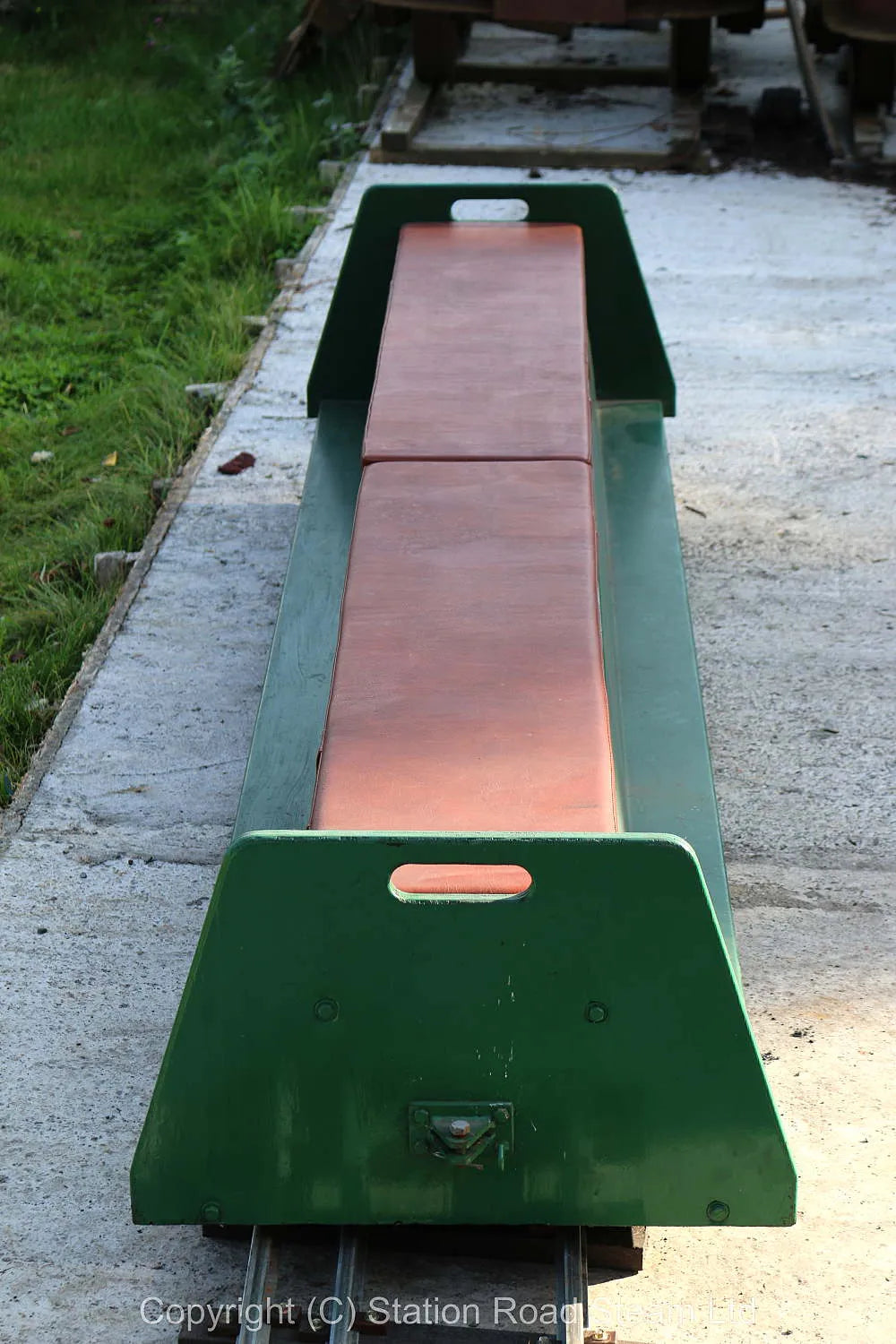 Pair of sit vacuum-braked 7 1/4 inch gauge coaches