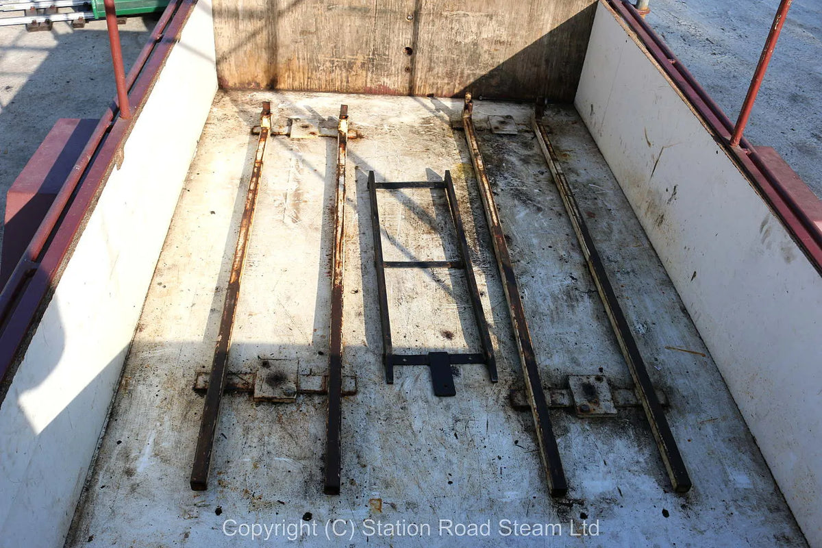 Road trailer fitted for 7 1/4 inch gauge locomotive