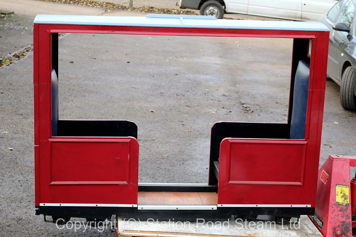 7 1/4 inch gauge bogie covered coach
