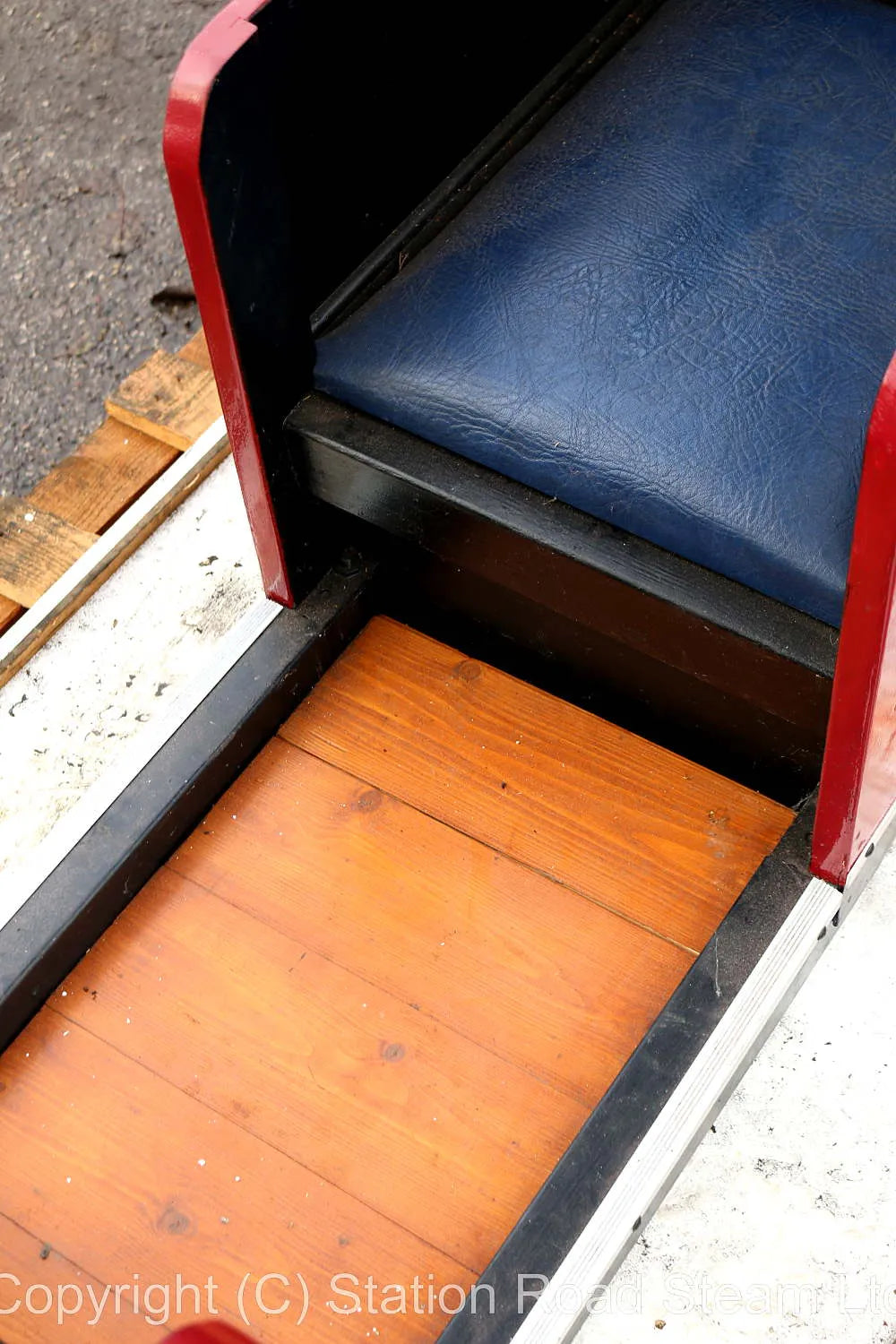 7 1/4 inch gauge bogie covered coach