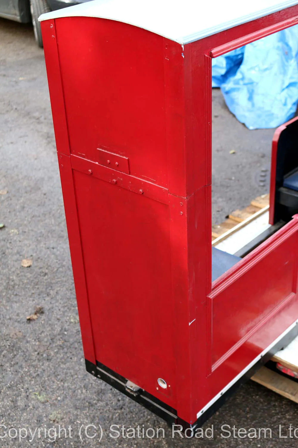 7 1/4 inch gauge bogie covered coach