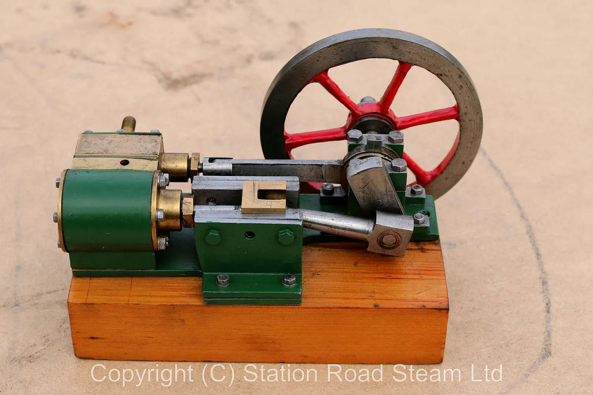 Small scratch-built horizontal mill engine