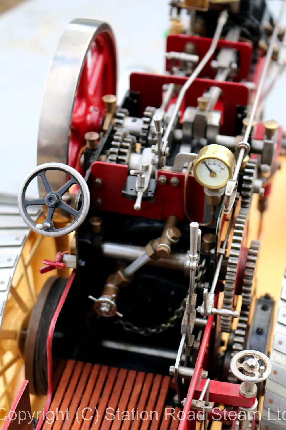 1 inch scale "Minnie" traction engine with glass case