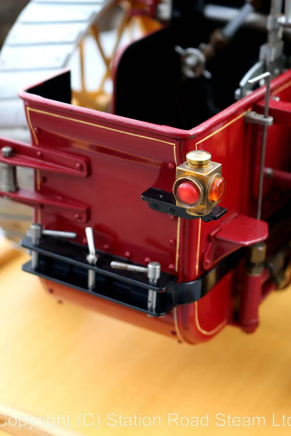 1 inch scale "Minnie" traction engine with glass case