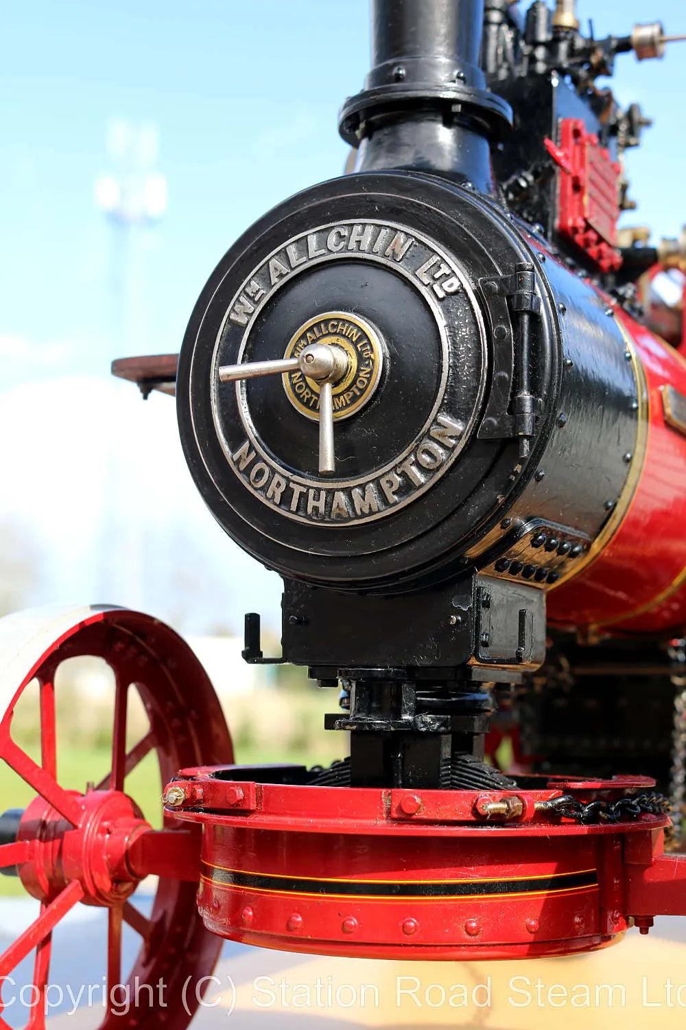 1 1/2 inch scale Allchin traction engine with glass case