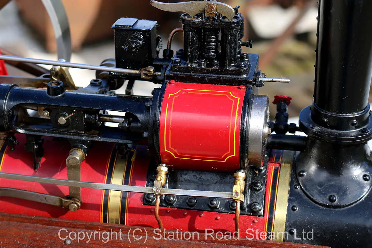 1 1/2 inch scale Allchin traction engine with glass case