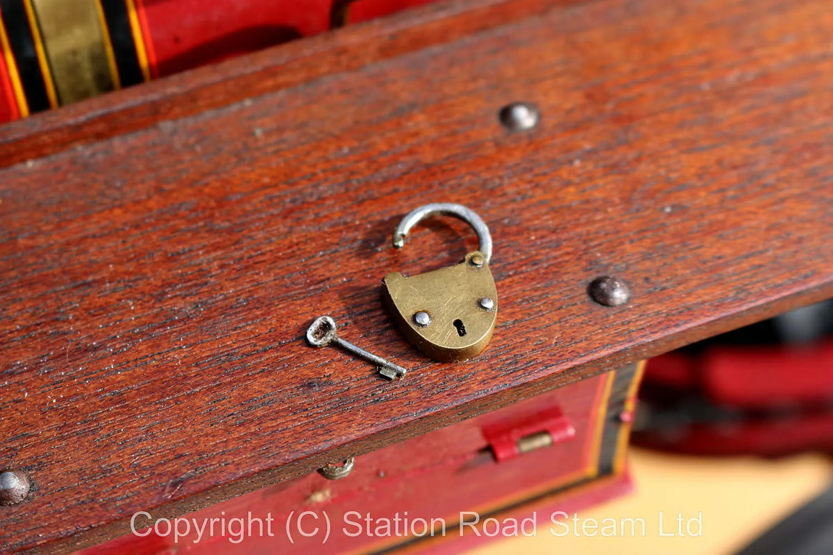 1 1/2 inch scale Allchin traction engine with glass case