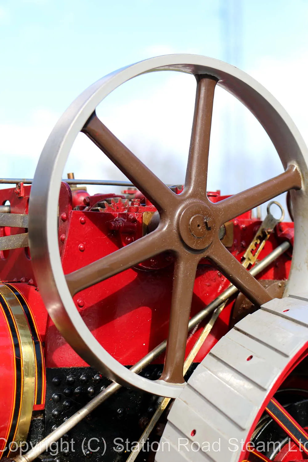 1 1/2 inch scale Allchin traction engine with glass case