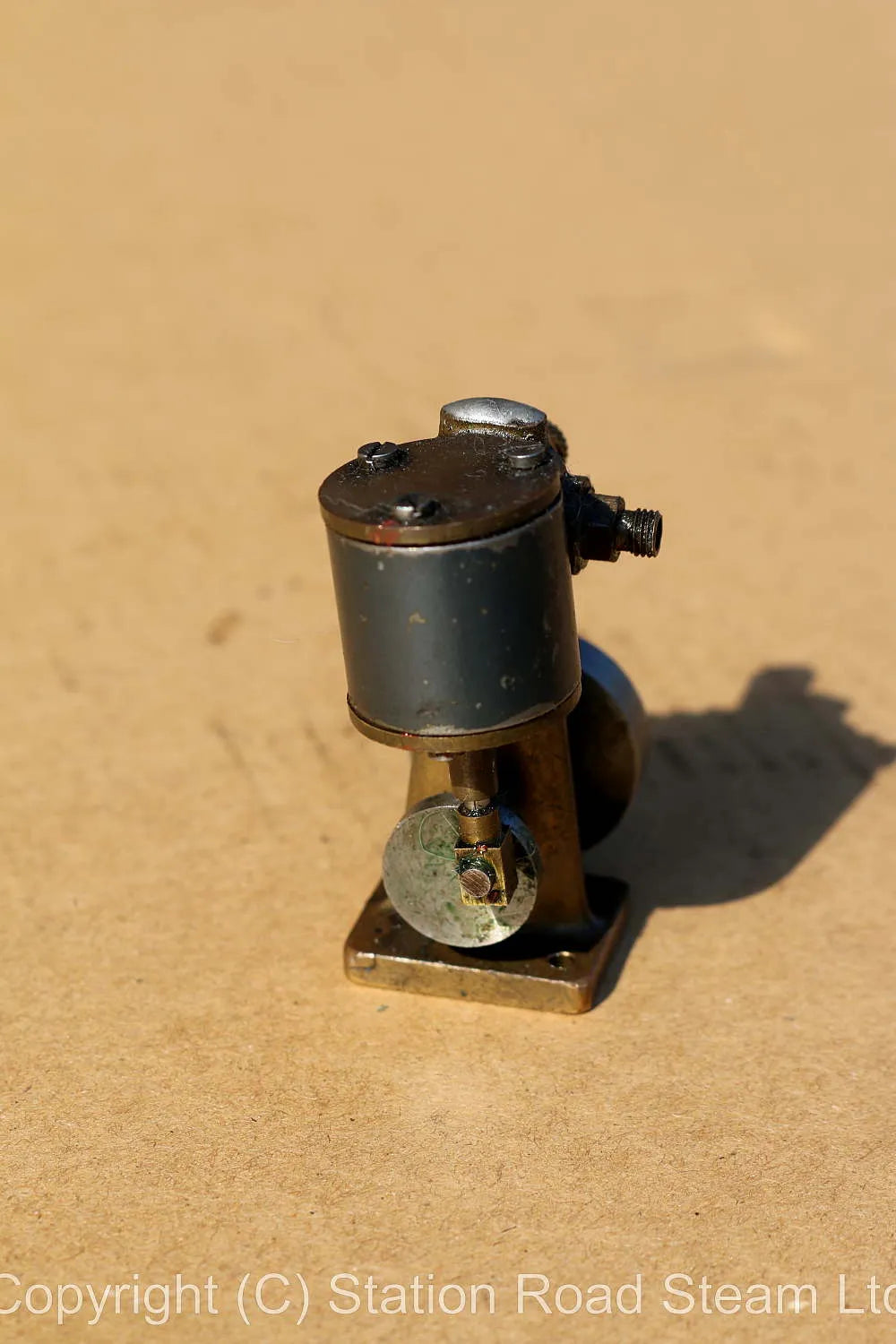 Very small single cylinder oscillating engine