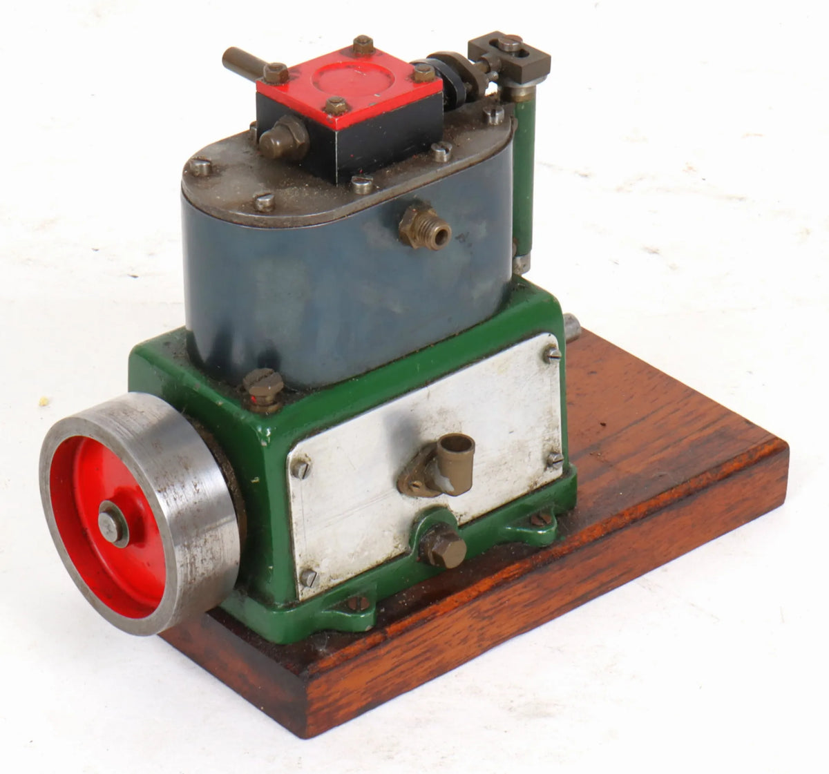 Small high speed twin cylinder marine engine