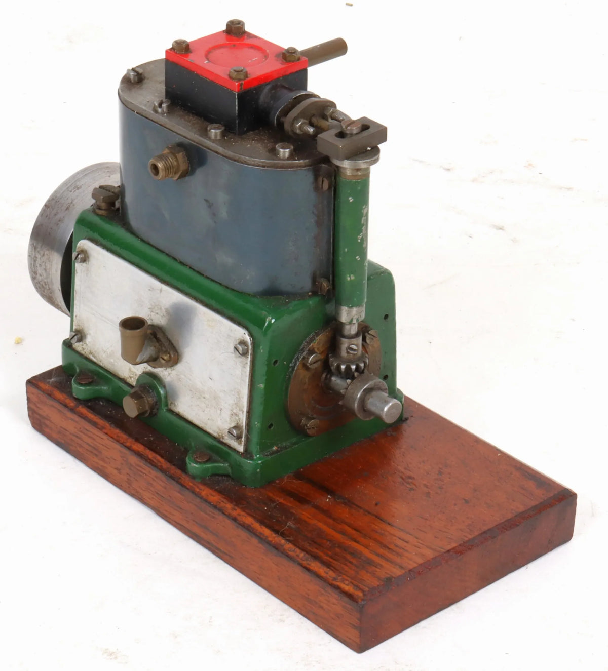 Small high speed twin cylinder marine engine