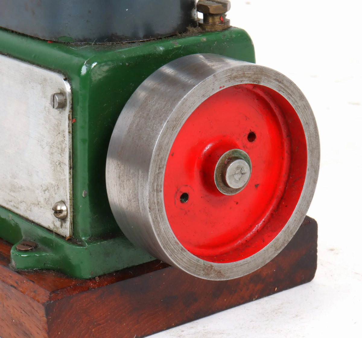 Small high speed twin cylinder marine engine
