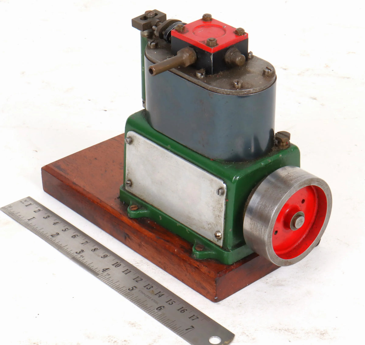 Small high speed twin cylinder marine engine