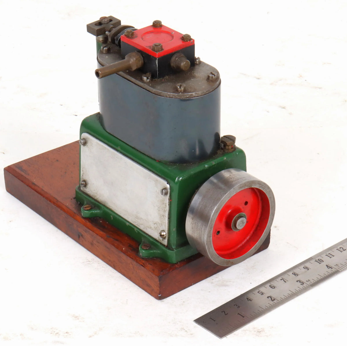 Small high speed twin cylinder marine engine