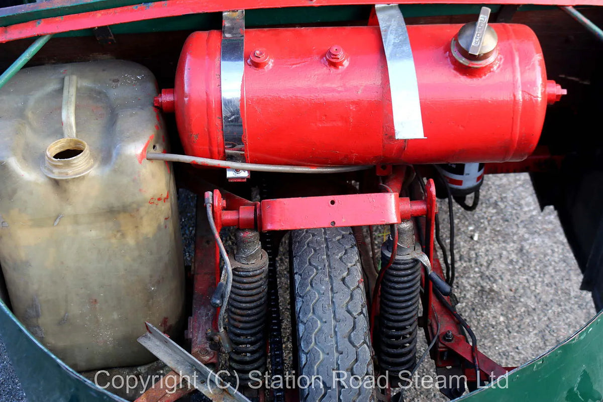 V-twin steam tricycle