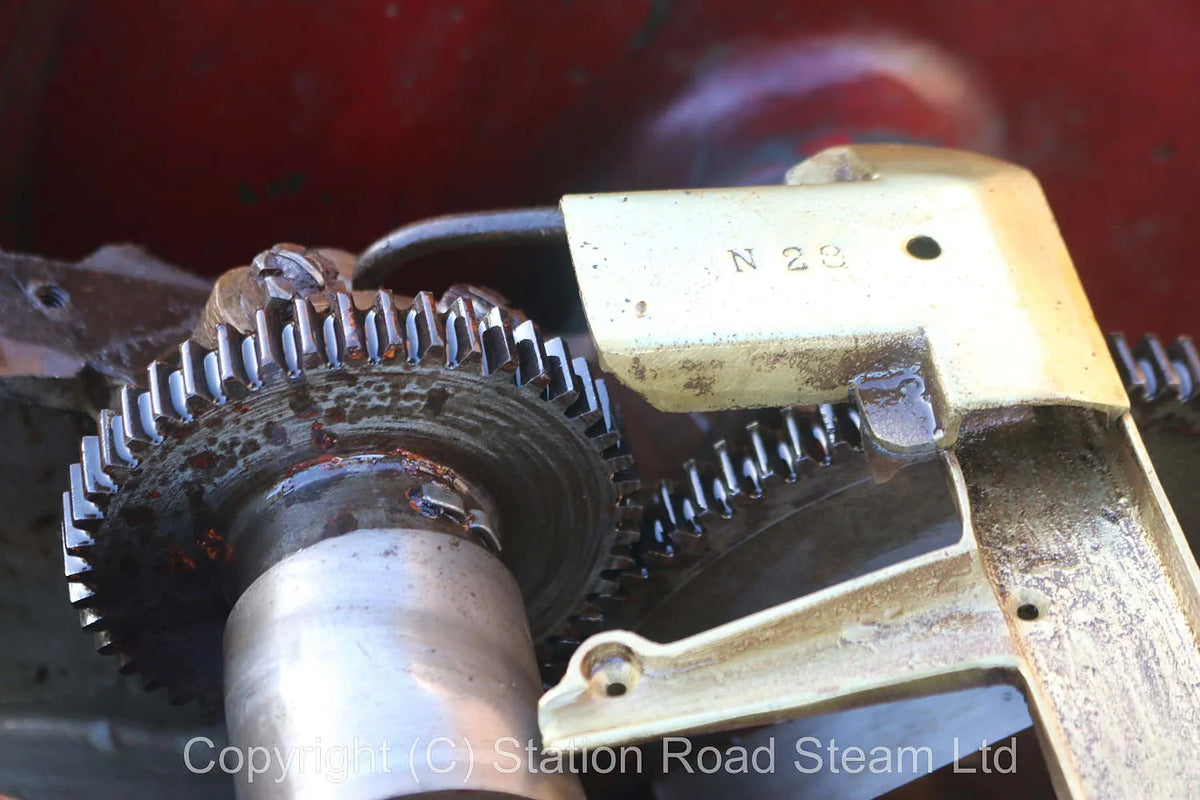 Horizontal enclosed crank steam engine with governor