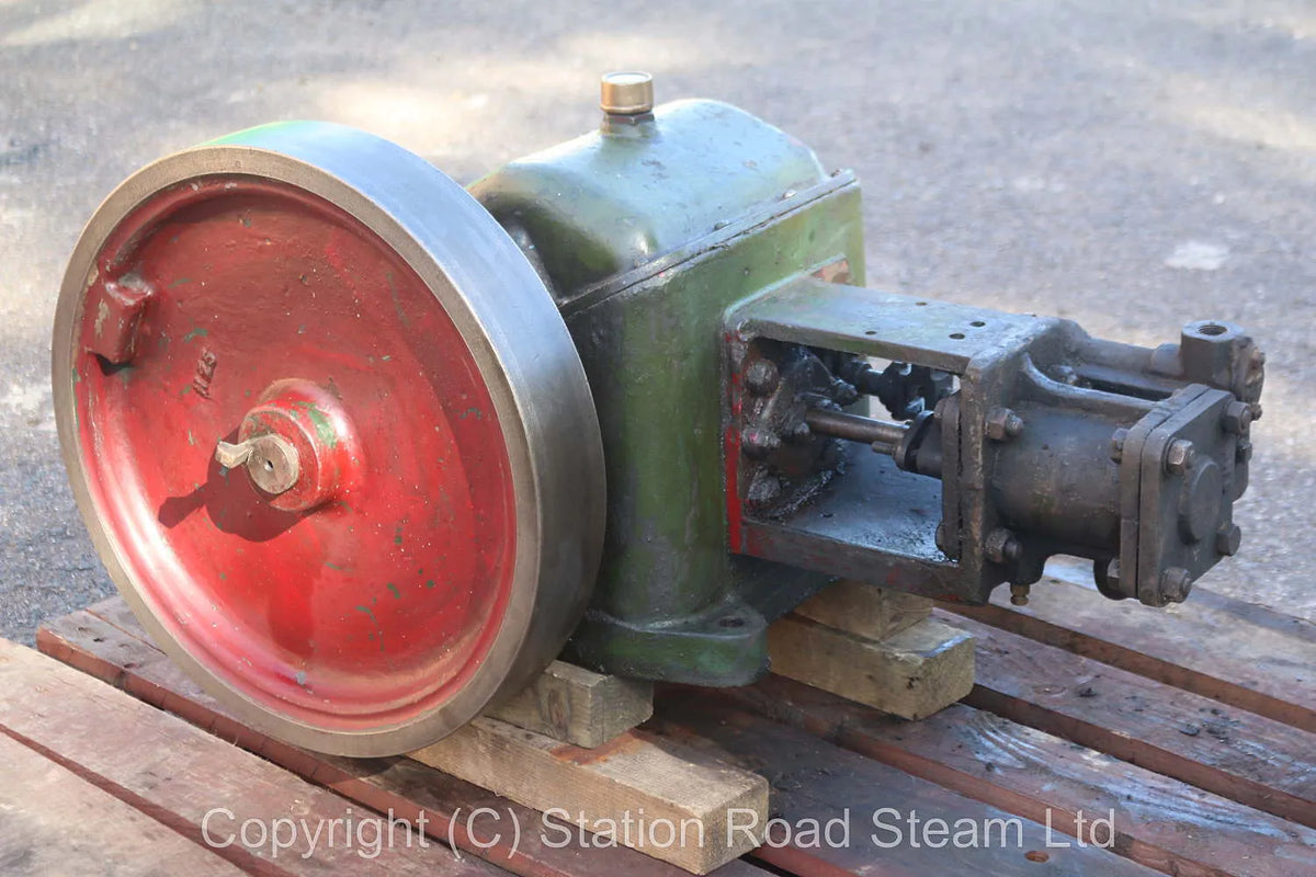 Horizontal enclosed crank steam engine with governor