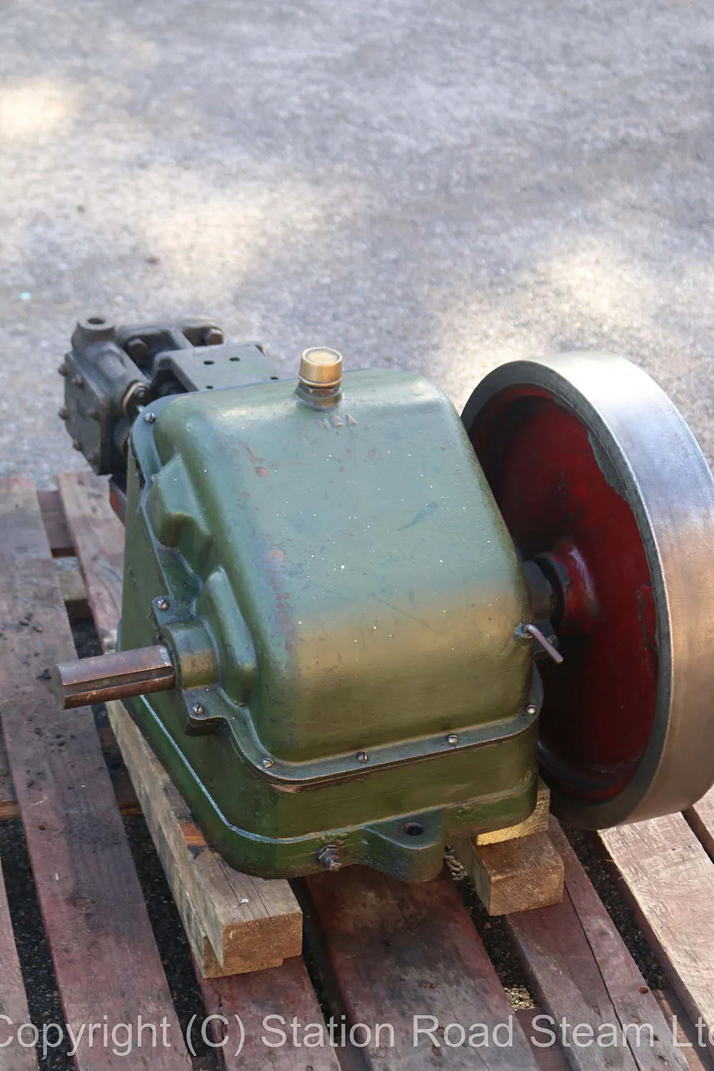 Horizontal enclosed crank steam engine with governor