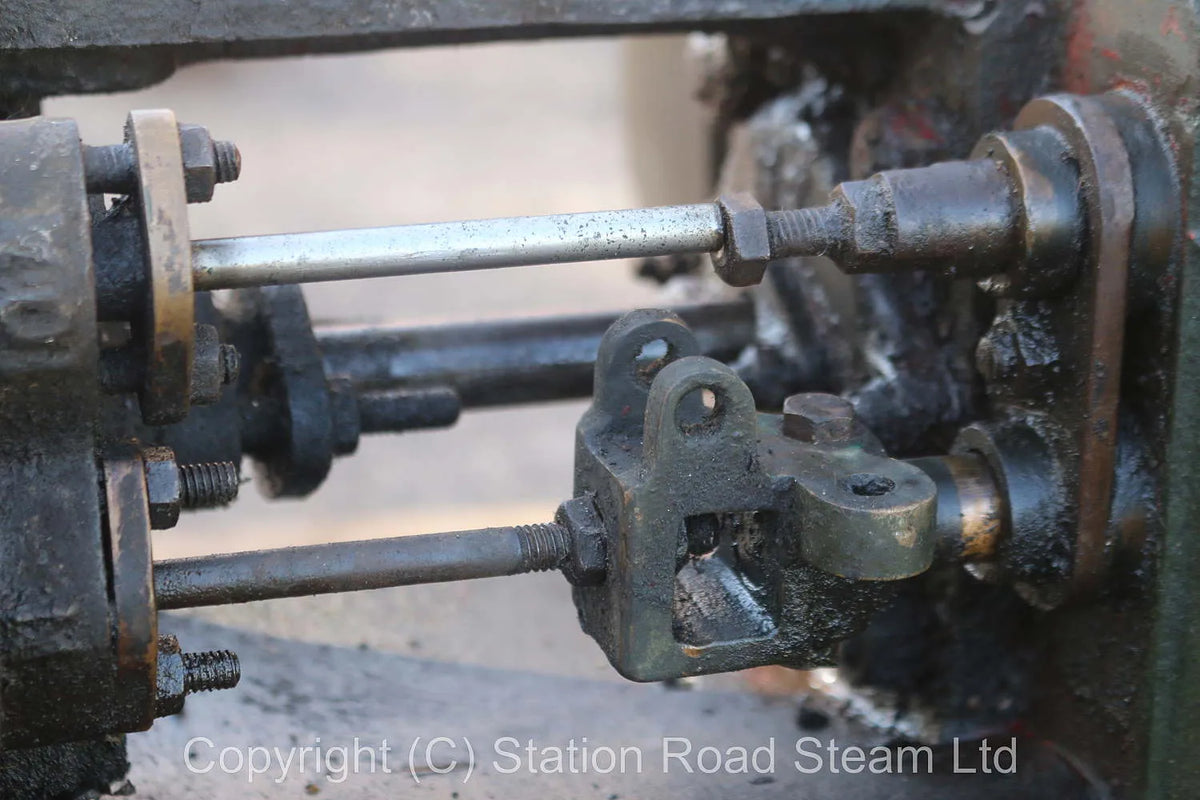 Horizontal enclosed crank steam engine with governor