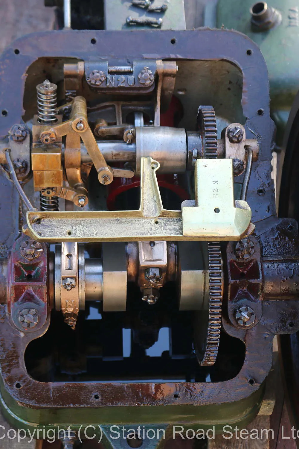 Horizontal enclosed crank steam engine with governor