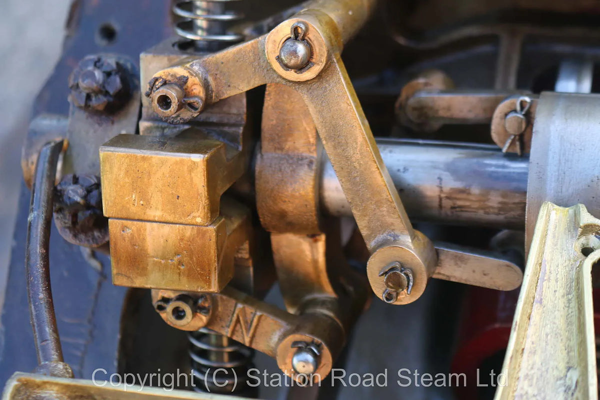 Horizontal enclosed crank steam engine with governor