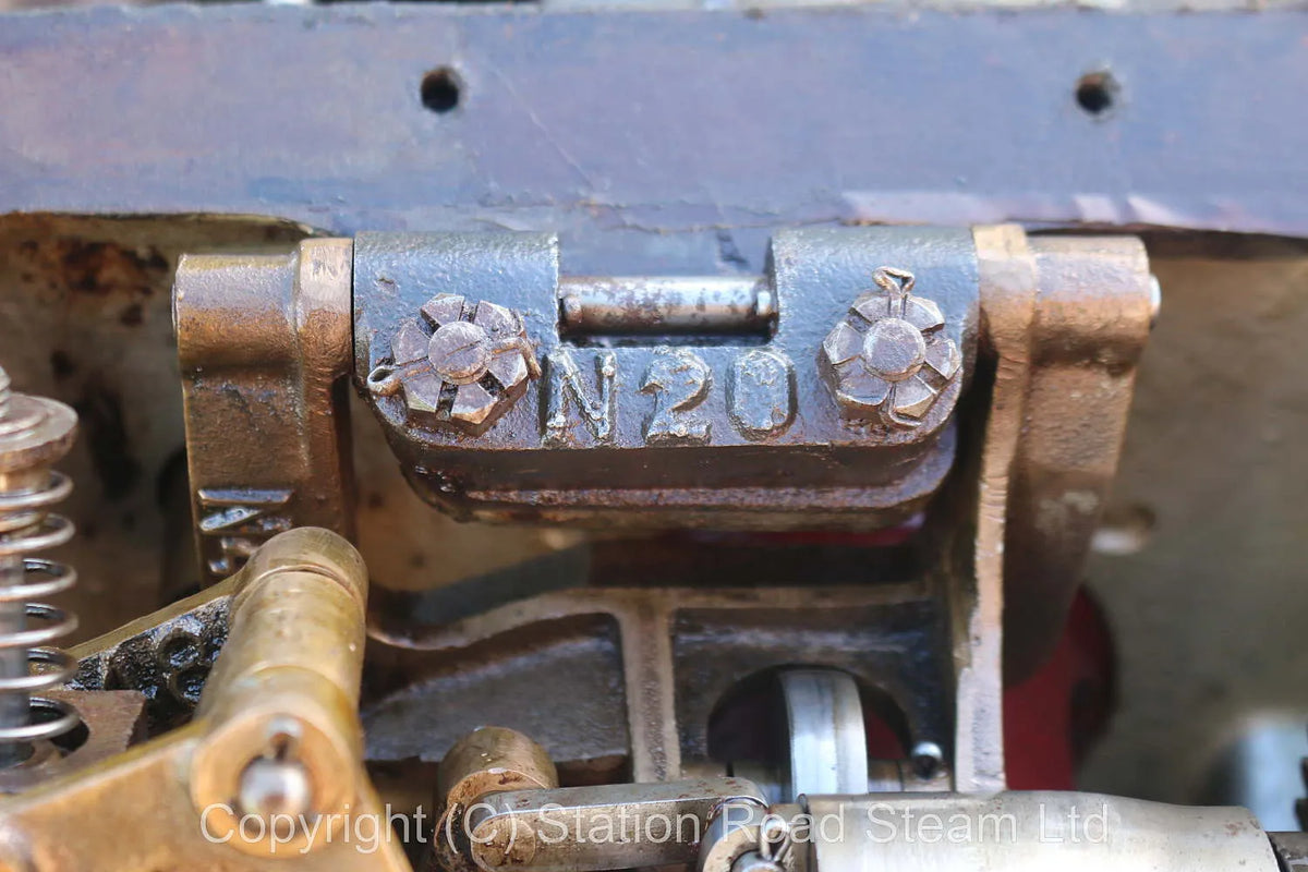 Horizontal enclosed crank steam engine with governor
