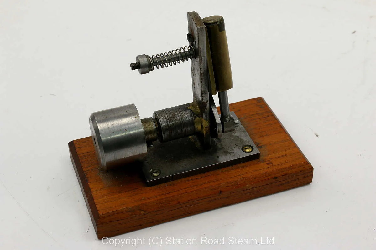 Single cylinder oscillating engine