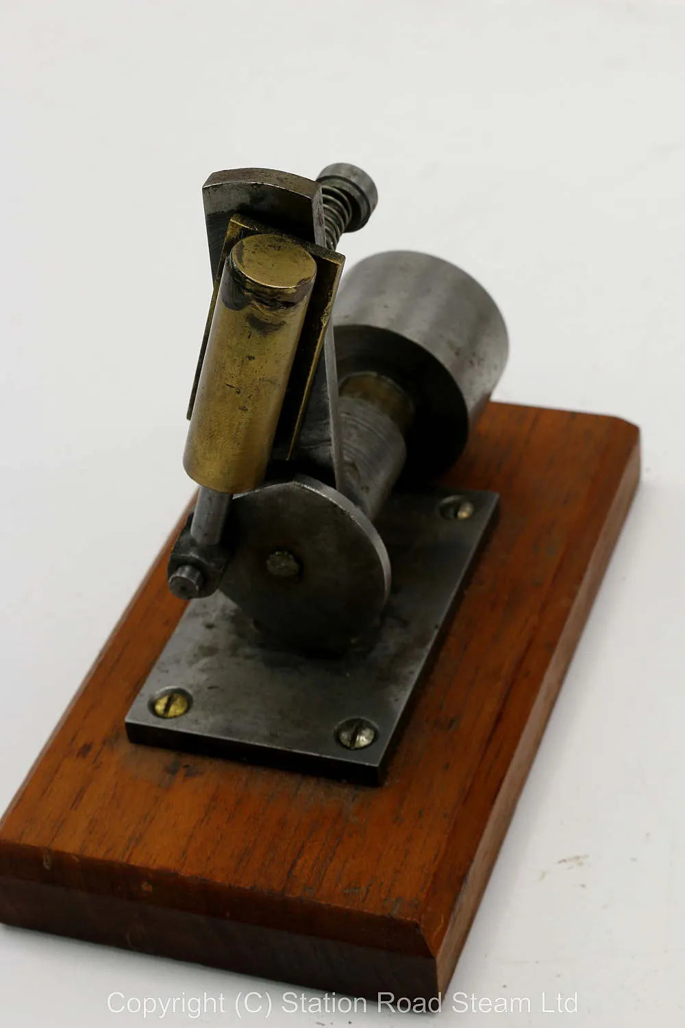 Single cylinder oscillating engine