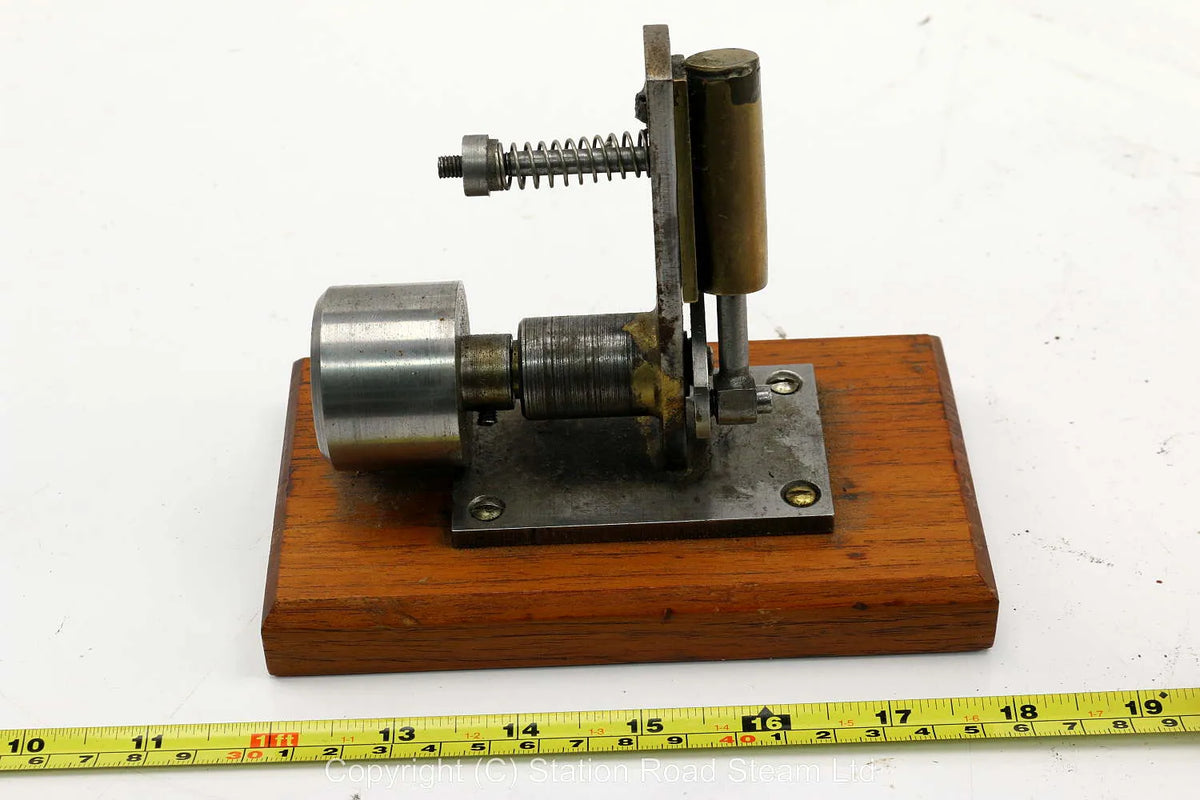 Single cylinder oscillating engine