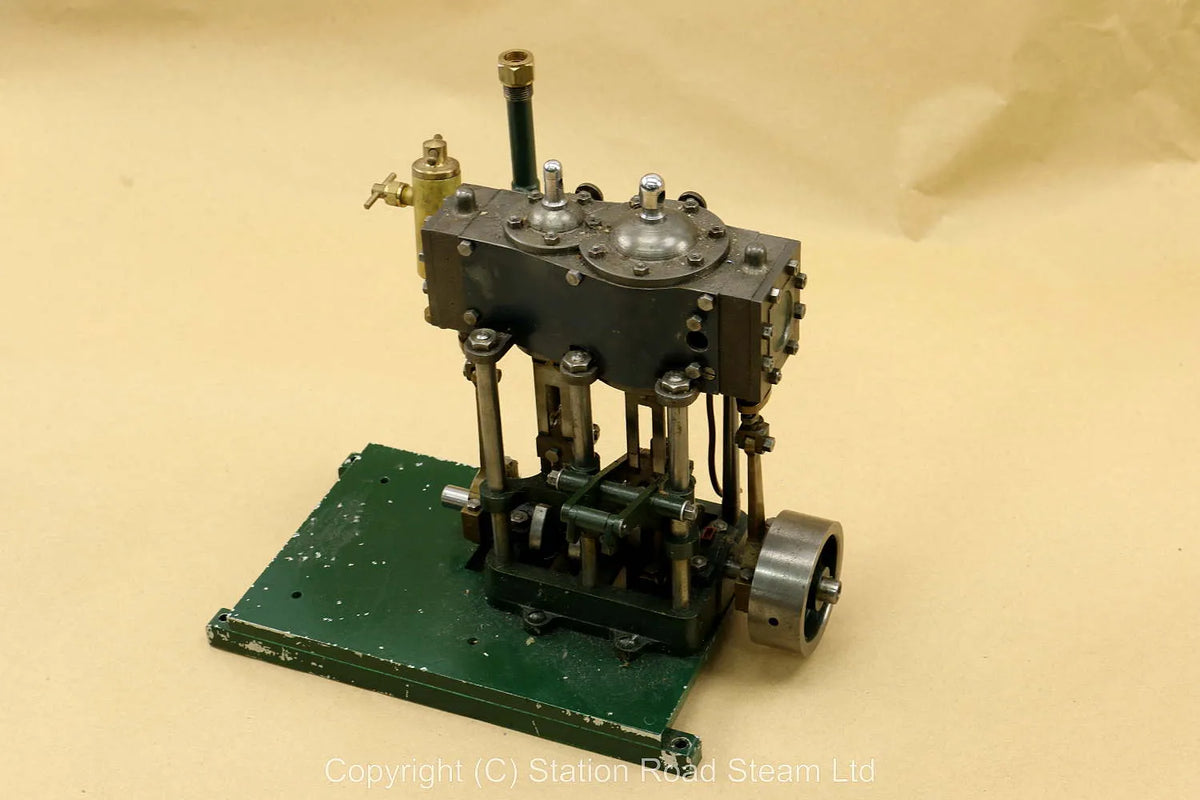 Compound twin engine with displacement lubricator