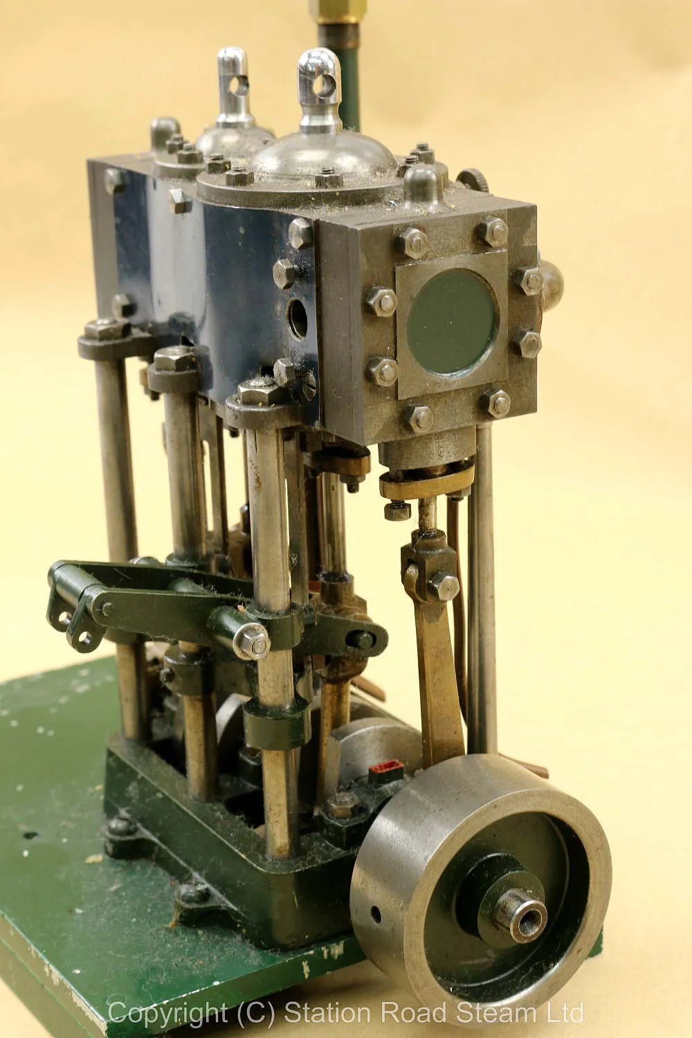 Compound twin engine with displacement lubricator