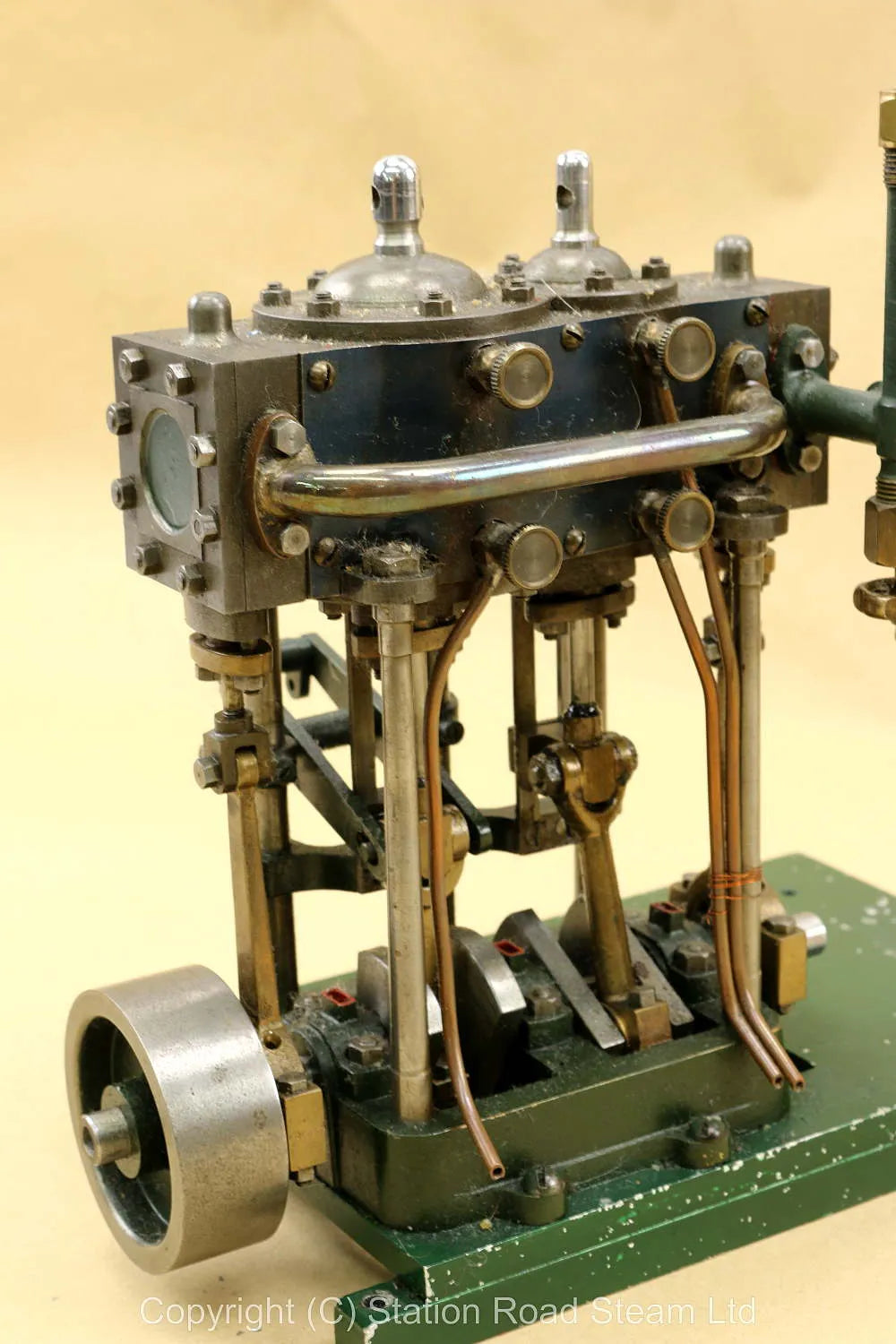 Compound twin engine with displacement lubricator
