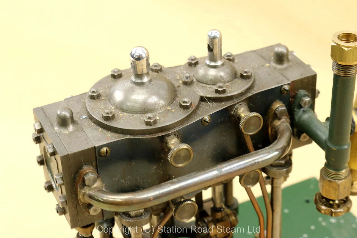 Compound twin engine with displacement lubricator