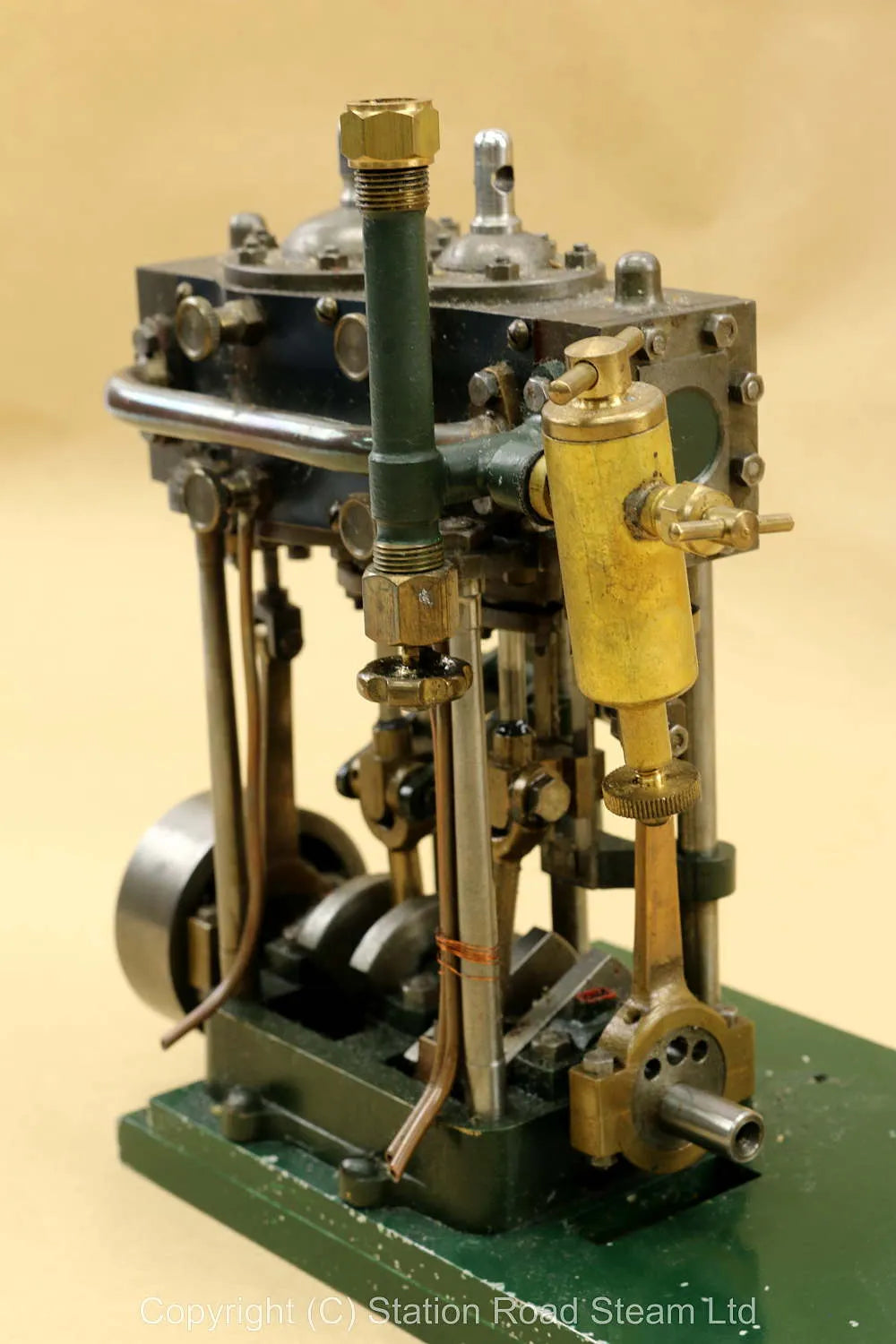 Compound twin engine with displacement lubricator