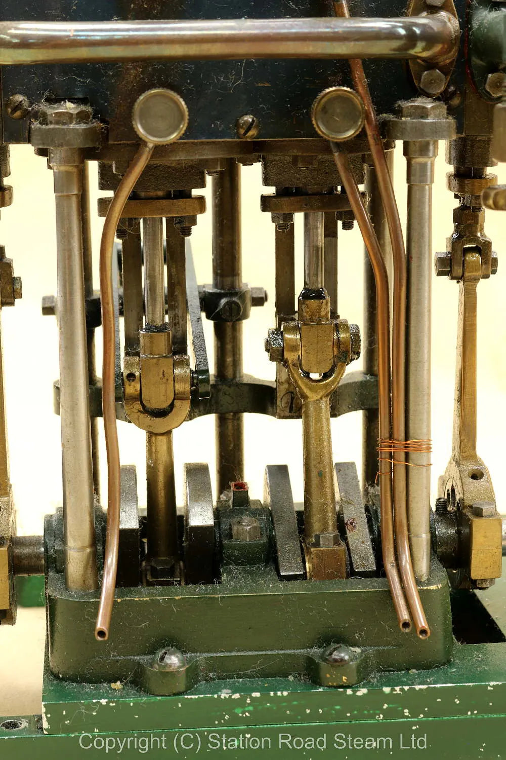 Compound twin engine with displacement lubricator